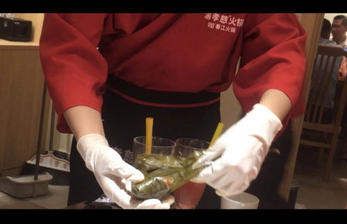 燃視點(diǎn) 火鍋 包 粽子吃過(guò)嗎 重慶一火鍋店邀游客嘗鮮